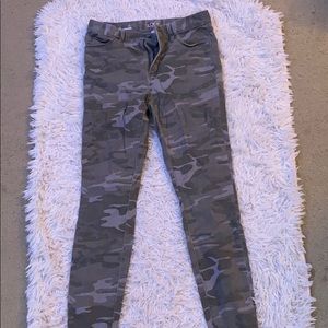 Camo loft jeans 💚